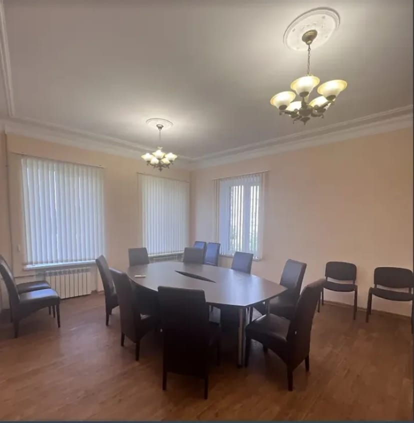 Офісне приміщення на вул. Центральна 2/4, приміщень - 18, поверх - 2