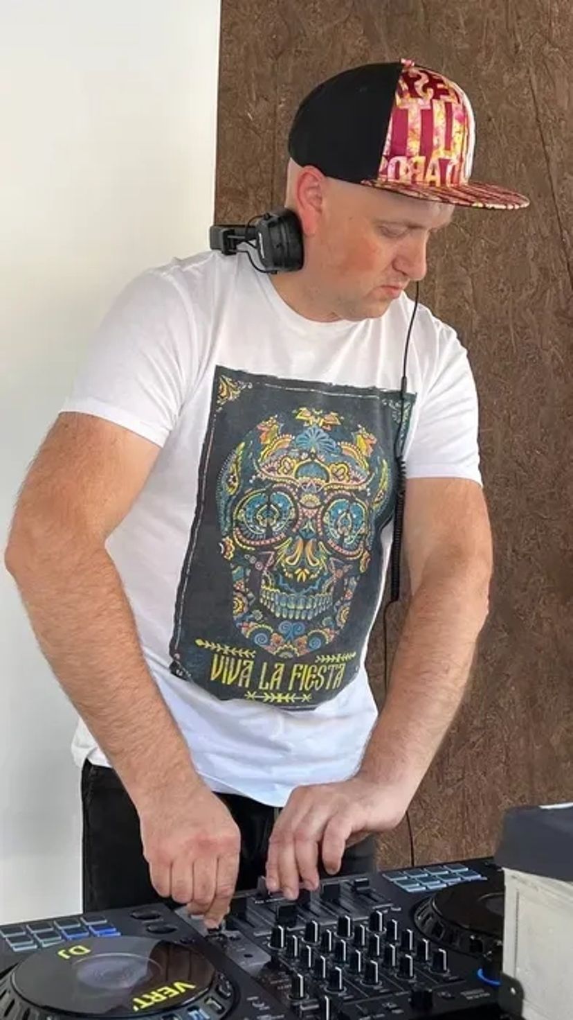 Стильний музичний супровід: DJ для весіль, корпоративів і днів народження