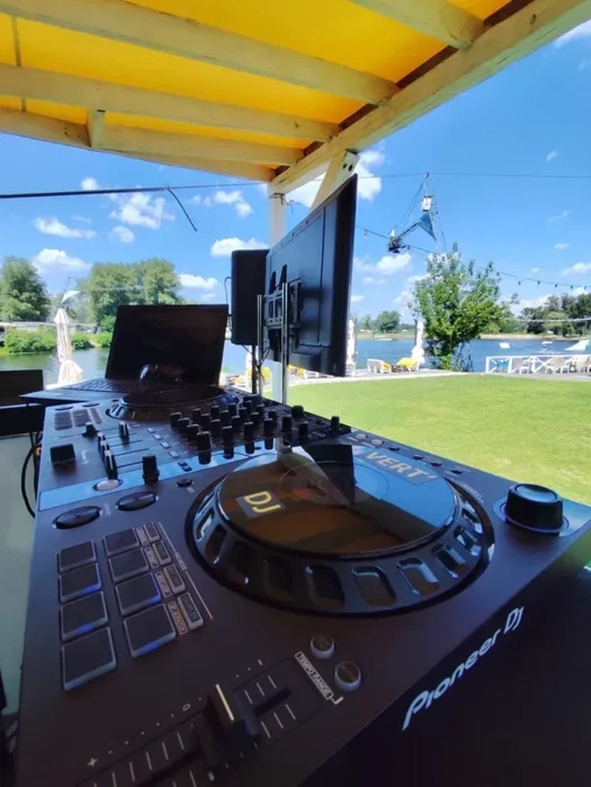 Стильний музичний супровід: DJ для весіль, корпоративів і днів народження