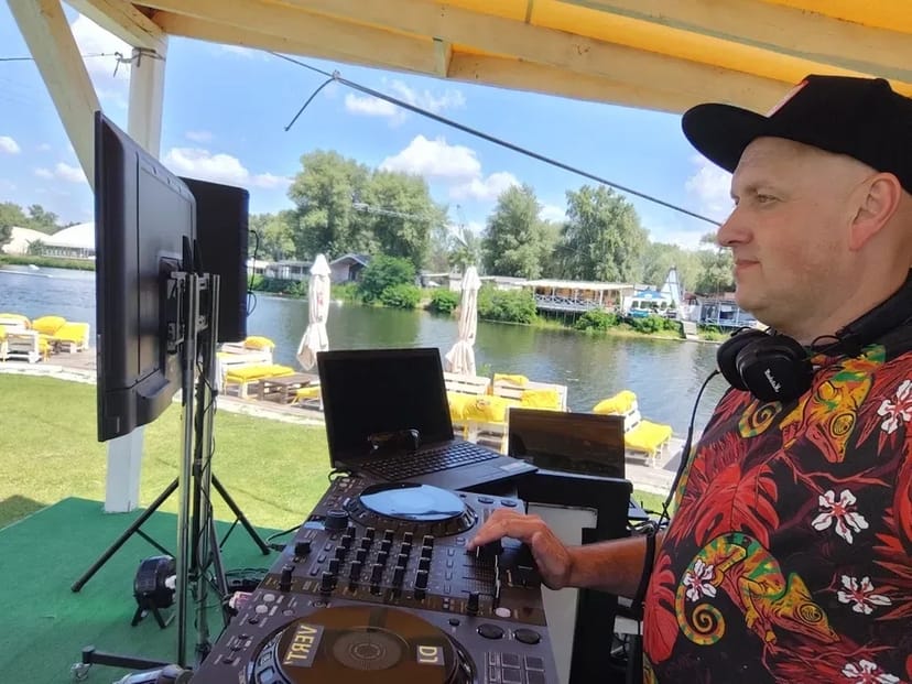 Стильний музичний супровід: DJ для весіль, корпоративів і днів народження