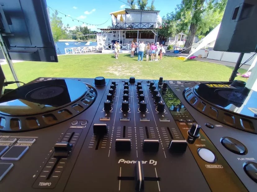 Стильний музичний супровід: DJ для весіль, корпоративів і днів народження