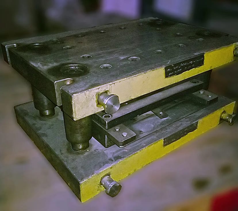 Вирубні та згинальні штампи