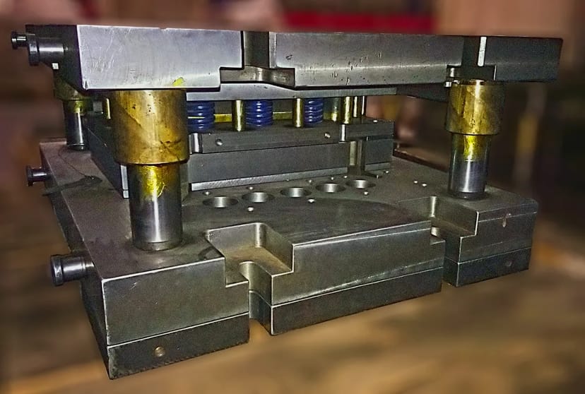 Вирубні та згинальні штампи