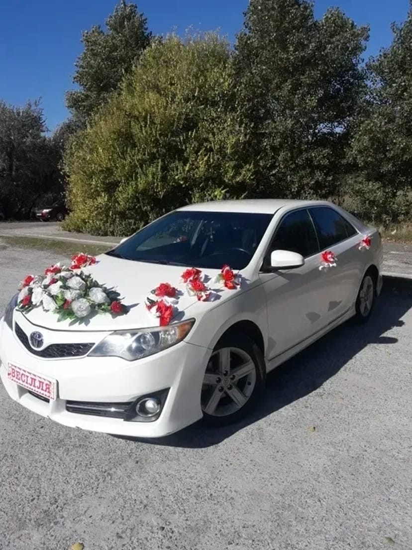 Авто на свадьбу с водителем Белая Toyota Camry 50 Трансфер