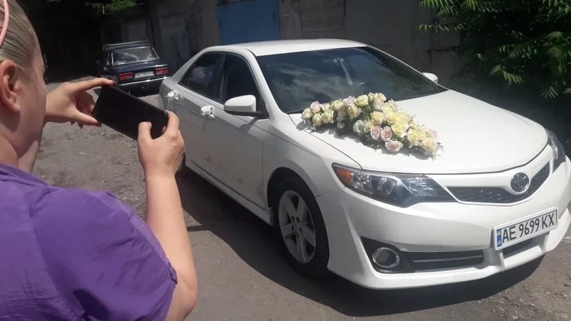 Авто на свадьбу с водителем Белая Toyota Camry 50 Трансфер