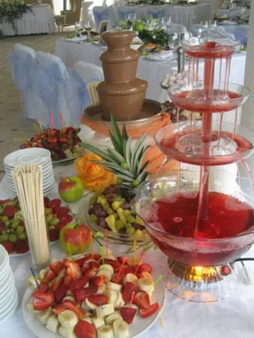 Столы и стулья. Шоколадный фонтан.Фруктовые фигуры.