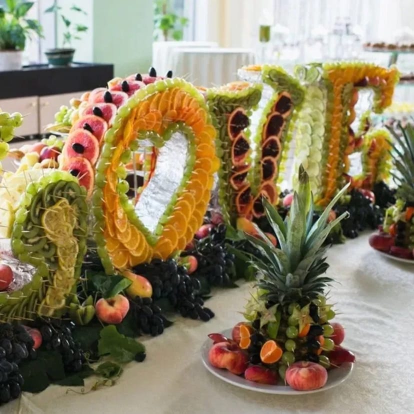 Столы и стулья. Шоколадный фонтан.Фруктовые фигуры.