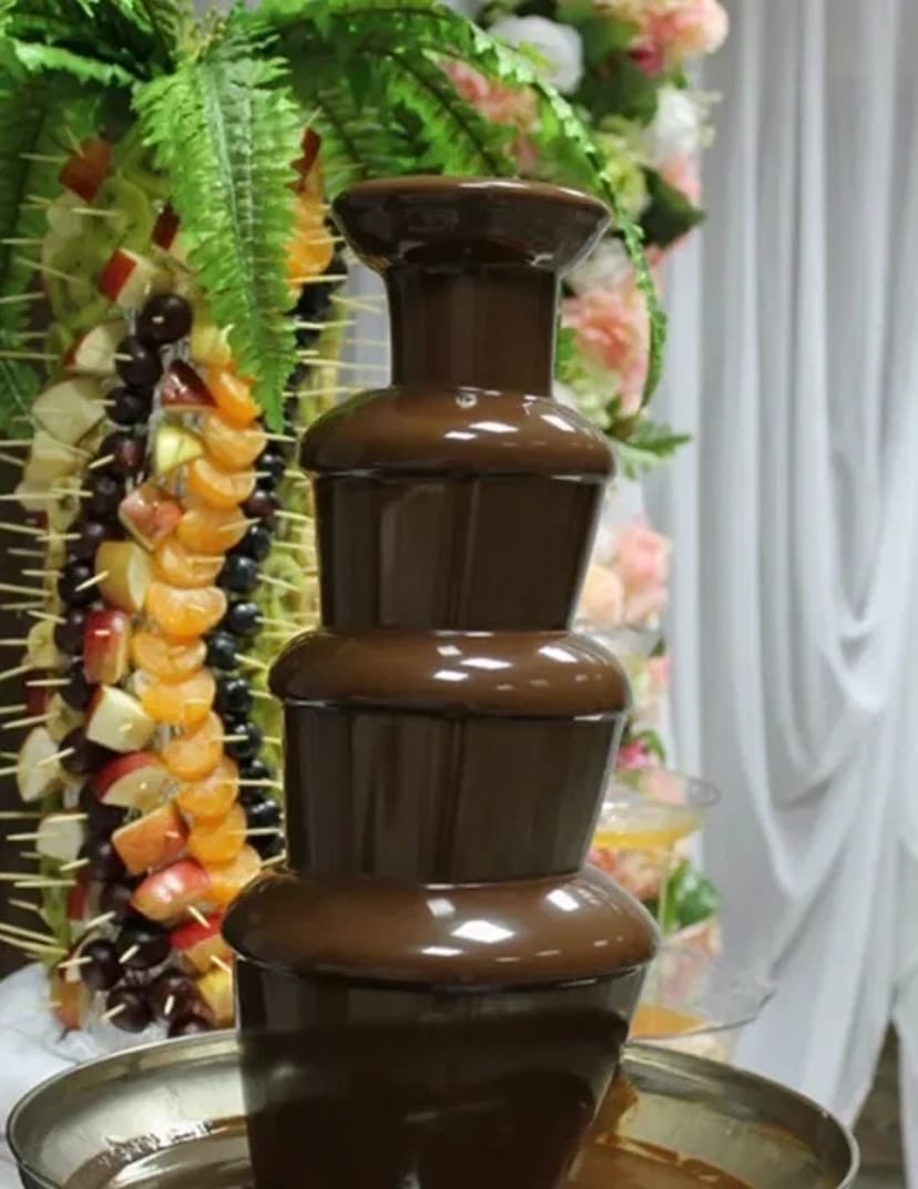 Столы и стулья. Шоколадный фонтан.Фруктовые фигуры.