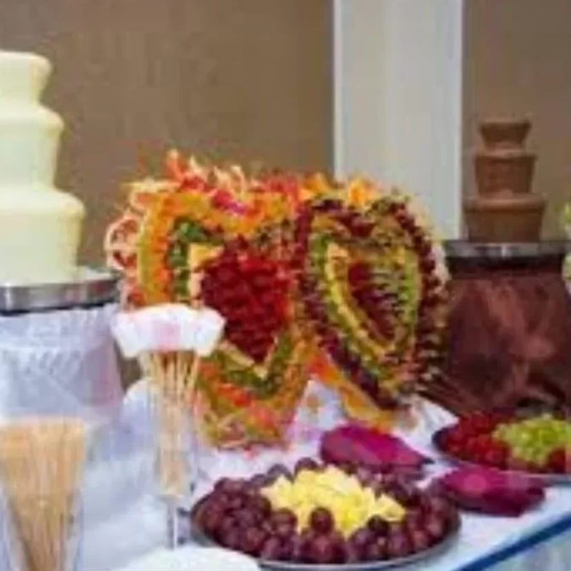 Столы и стулья. Шоколадный фонтан.Фруктовые фигуры.