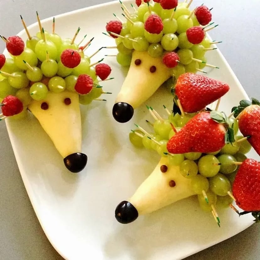 Столы и стулья. Шоколадный фонтан.Фруктовые фигуры.