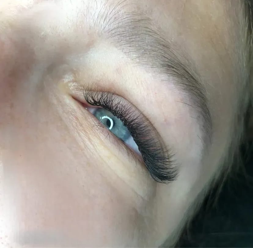 Якісне нарощування вій для ідеального та виразного погляду