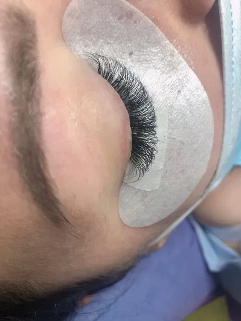 Якісне нарощування вій для ідеального та виразного погляду