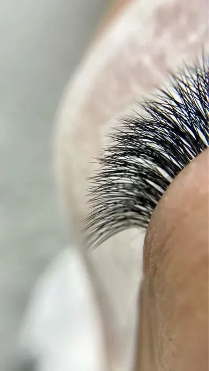 Якісне нарощування вій для ідеального та виразного погляду