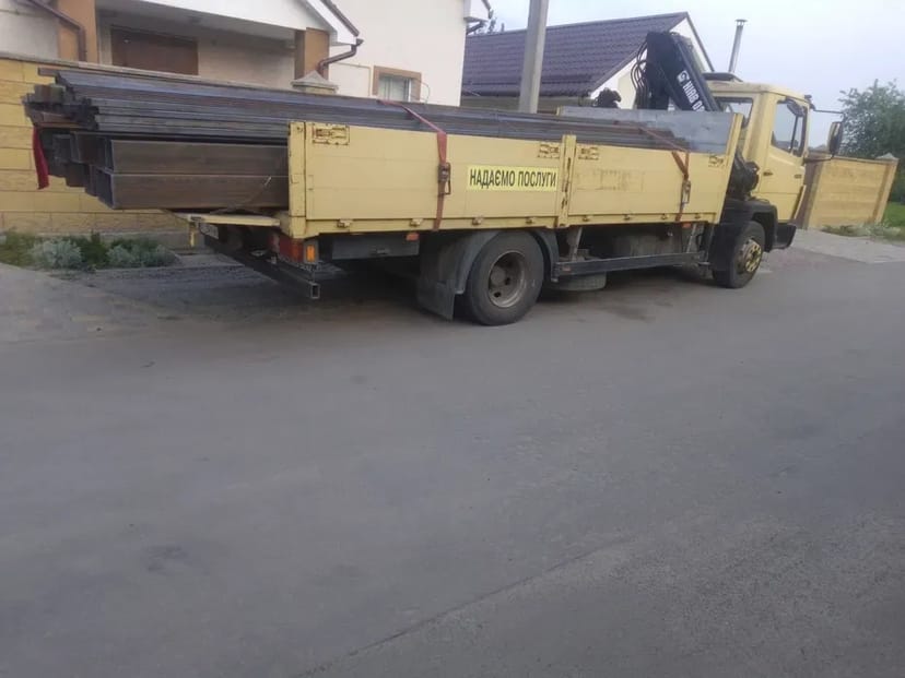 Комплексні послуги: 5т автодоставка довгомірів (до 7м) та завантаження-розвантаження маніпулятором.