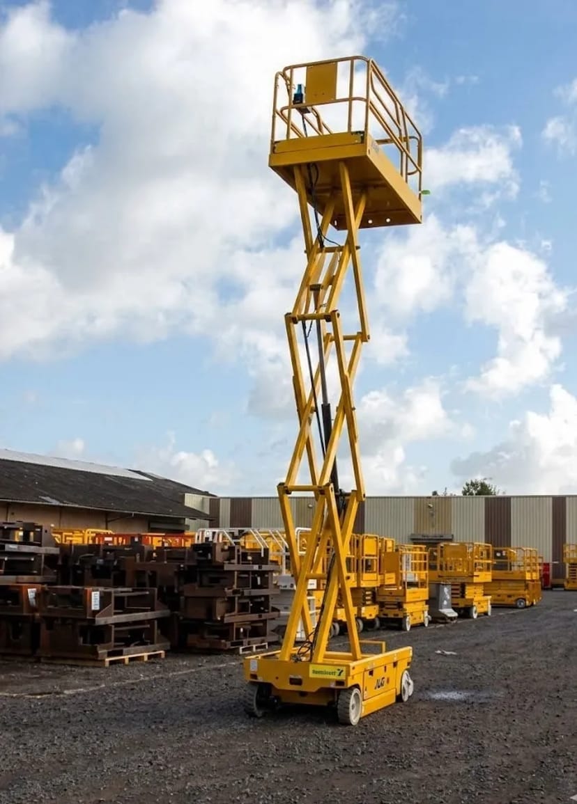 Ножичний підйомник JLG 1930ES, для виконання висотних робіт.