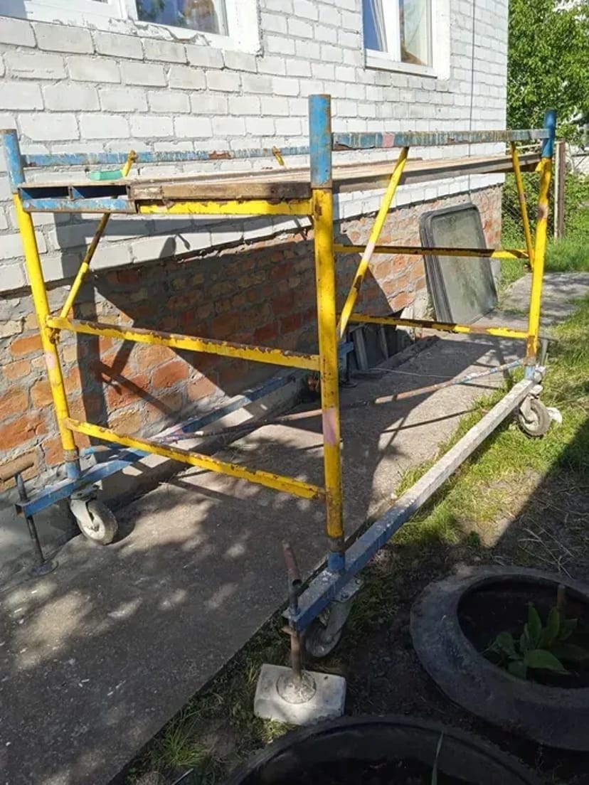 Ліса ,вишка тура п'ять метрів