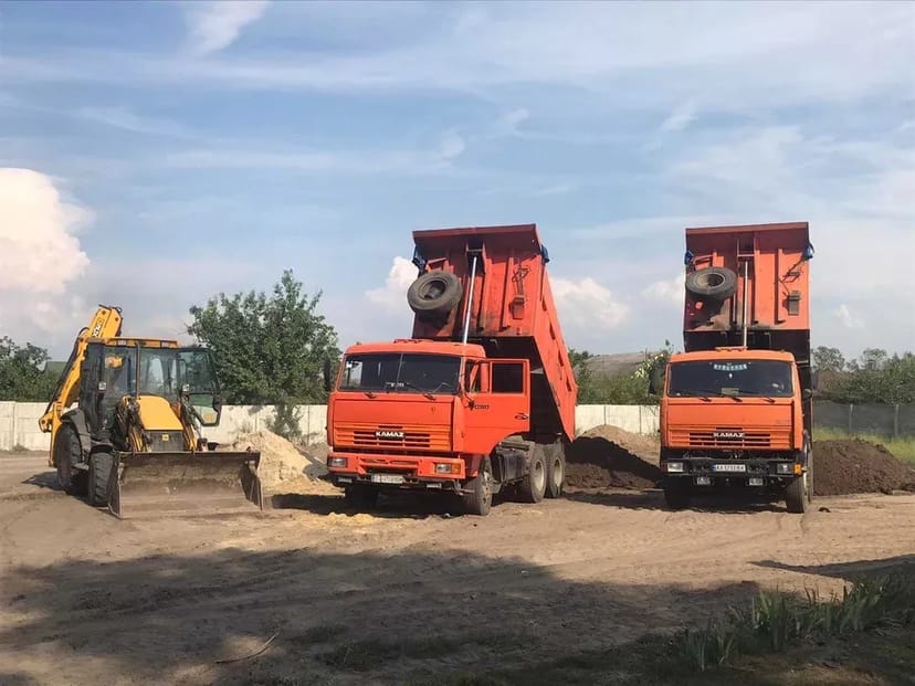 Чищення ділянок, копання котлованів, послуги тракторів та самоскидів