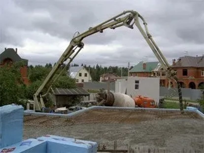 Чищення ділянок, копання котлованів, послуги тракторів та самоскидів