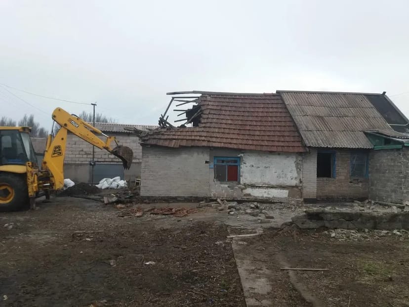 Мінінавантажувач, вивіз сміття, демонтаж будинку, пісок, щебінь