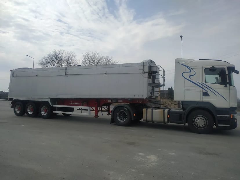 Тягач SCANIA