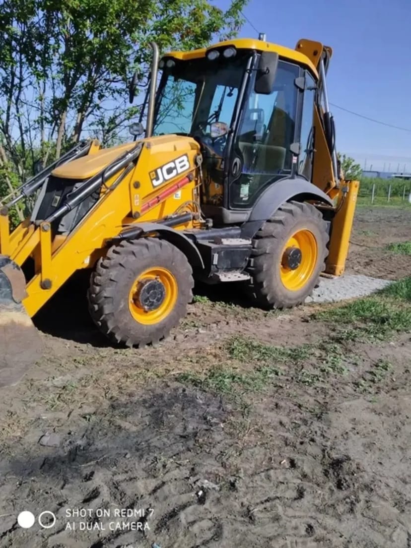 Екскаватор - навантажувач JCB.