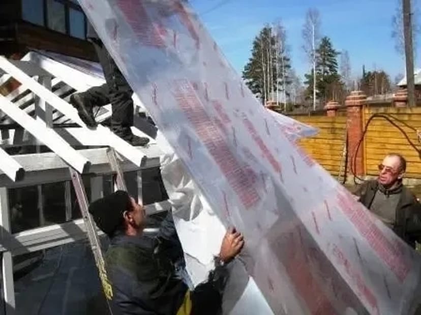 Монтаж стільникового полікарбонату на готову конструкцію