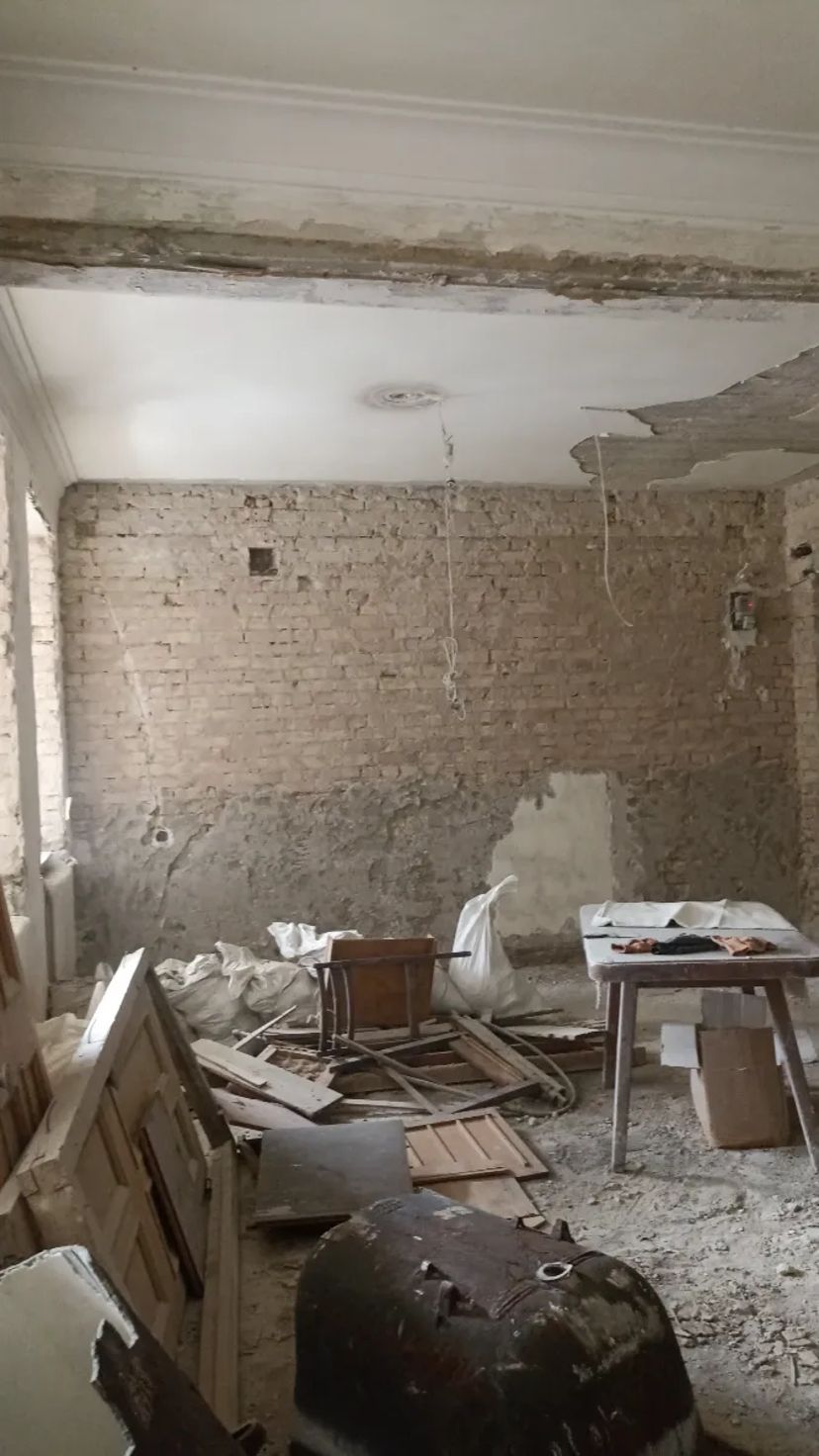 Демонтажні роботи Київ та область. Демонтаж стін, плитки, штукатурки, стяжки, МП конструкцій та ін. Проводимо знесення одно- двух поверхових приміщень.