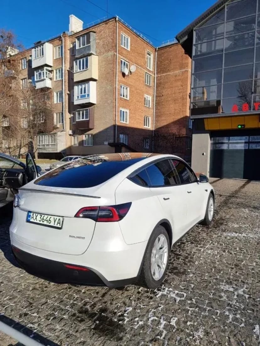 Авто з водієм і без