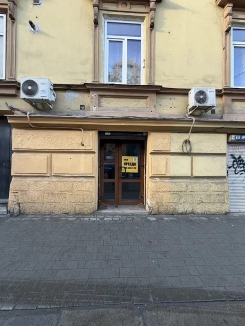 Фасадне приміщення в центрі біля стометрівки