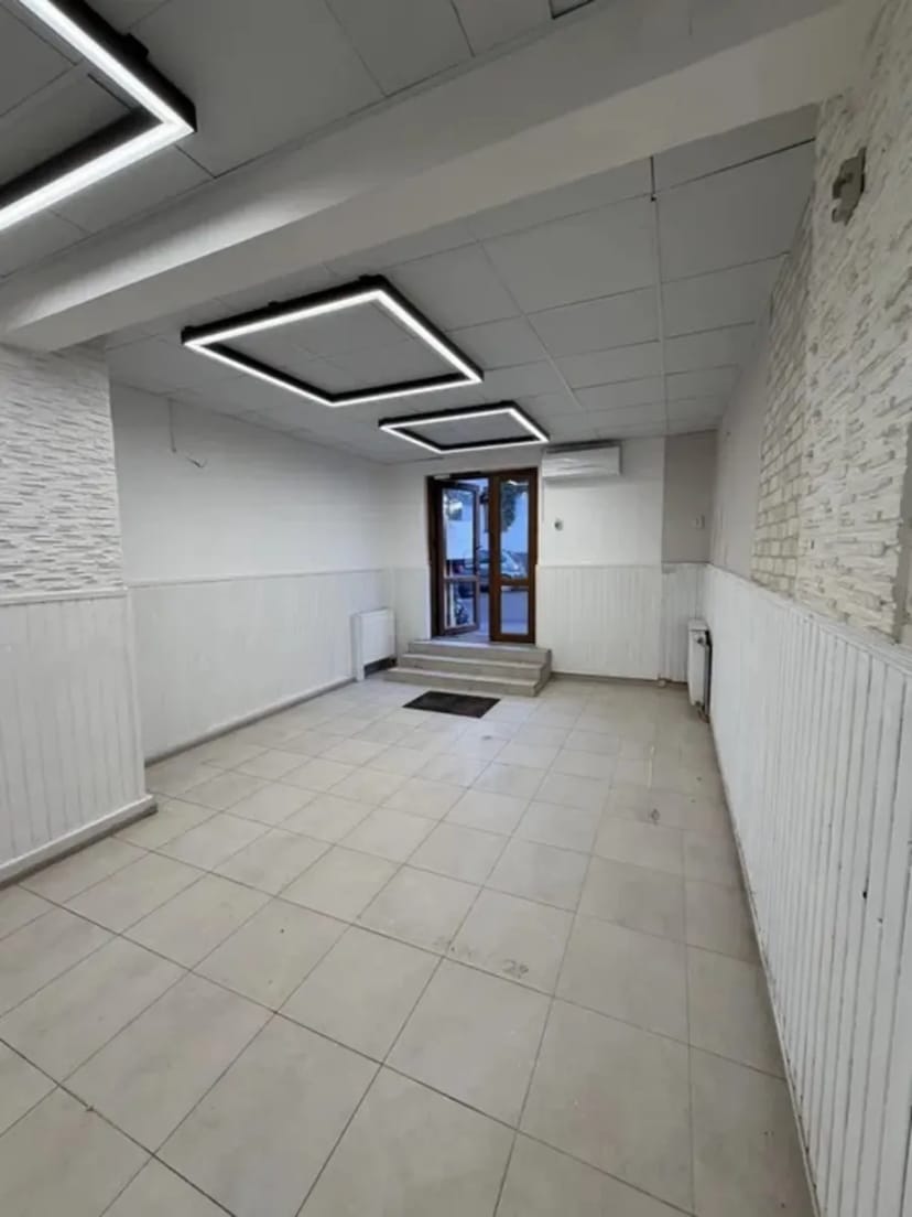 Фасадне приміщення в центрі біля стометрівки