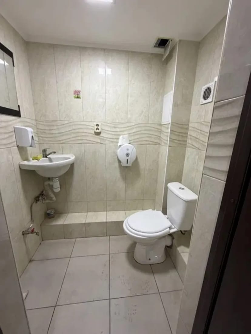 Фасадне приміщення в центрі біля стометрівки