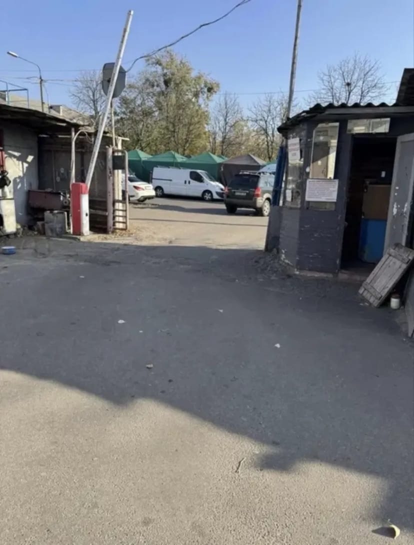 Місце на стоянці, зручний заїзд