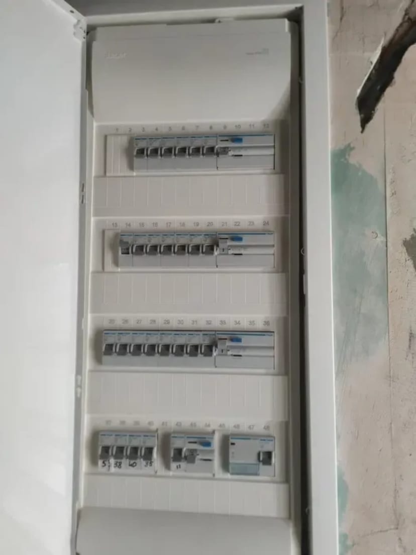 Послуги електрика: від розетки до повної заміни проводки.