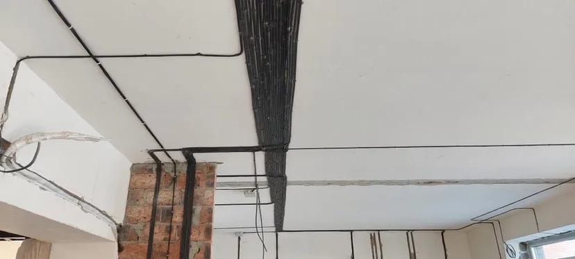 Послуги електрика: від розетки до повної заміни проводки.