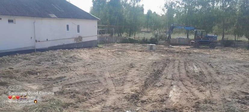 Екскаватор з гідромолотом і ковшом