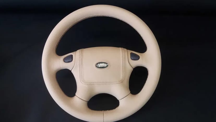 Перетяжка руля и КПП качественными материалами (кожа, алькантара).