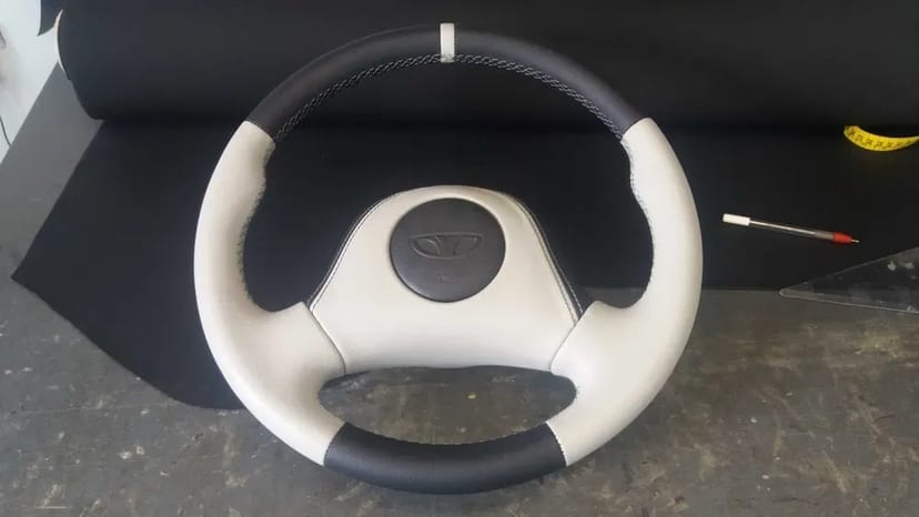 Перетяжка руля и КПП качественными материалами (кожа, алькантара).