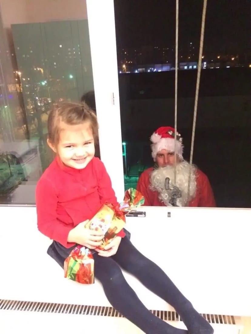 Привітання Дід Мороз у вікно