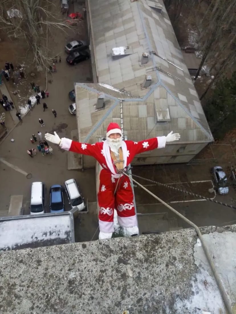 Привітання Дід Мороз у вікно