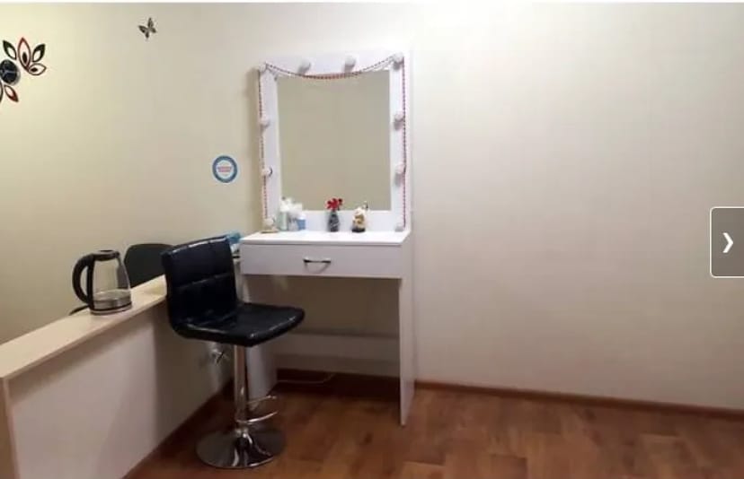 Місце для візажиста, бровіста, стиліста