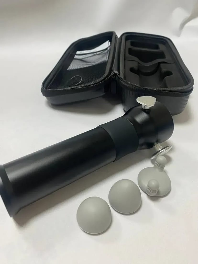 Вібраційний масажер Booster з 3 швидкостями та насадками для чутливих зон