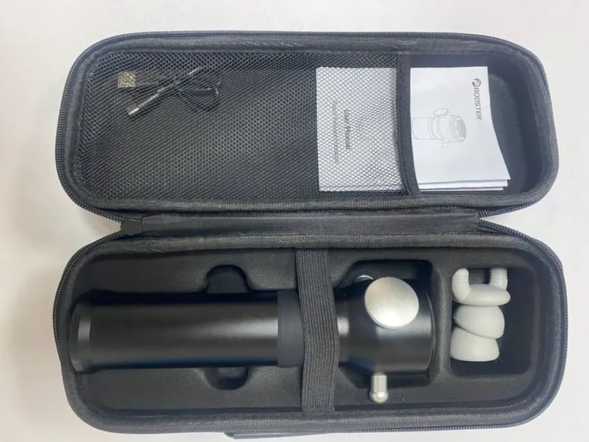 Вібраційний масажер Booster з 3 швидкостями та насадками для чутливих зон