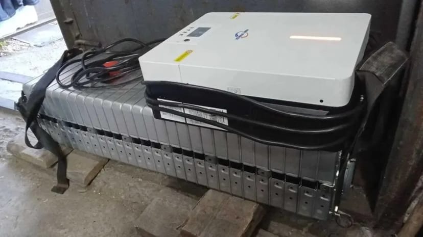 Інвертор NBFT Power з вбудованим акумуляторним блоком