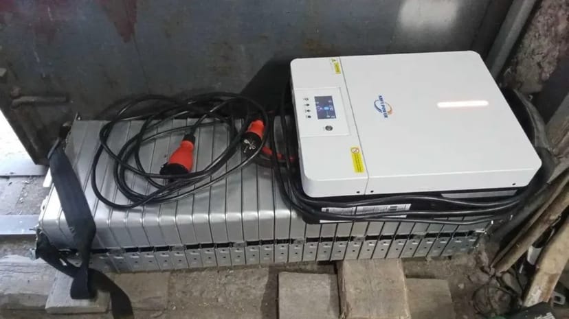 Інвертор NBFT Power з вбудованим акумуляторним блоком