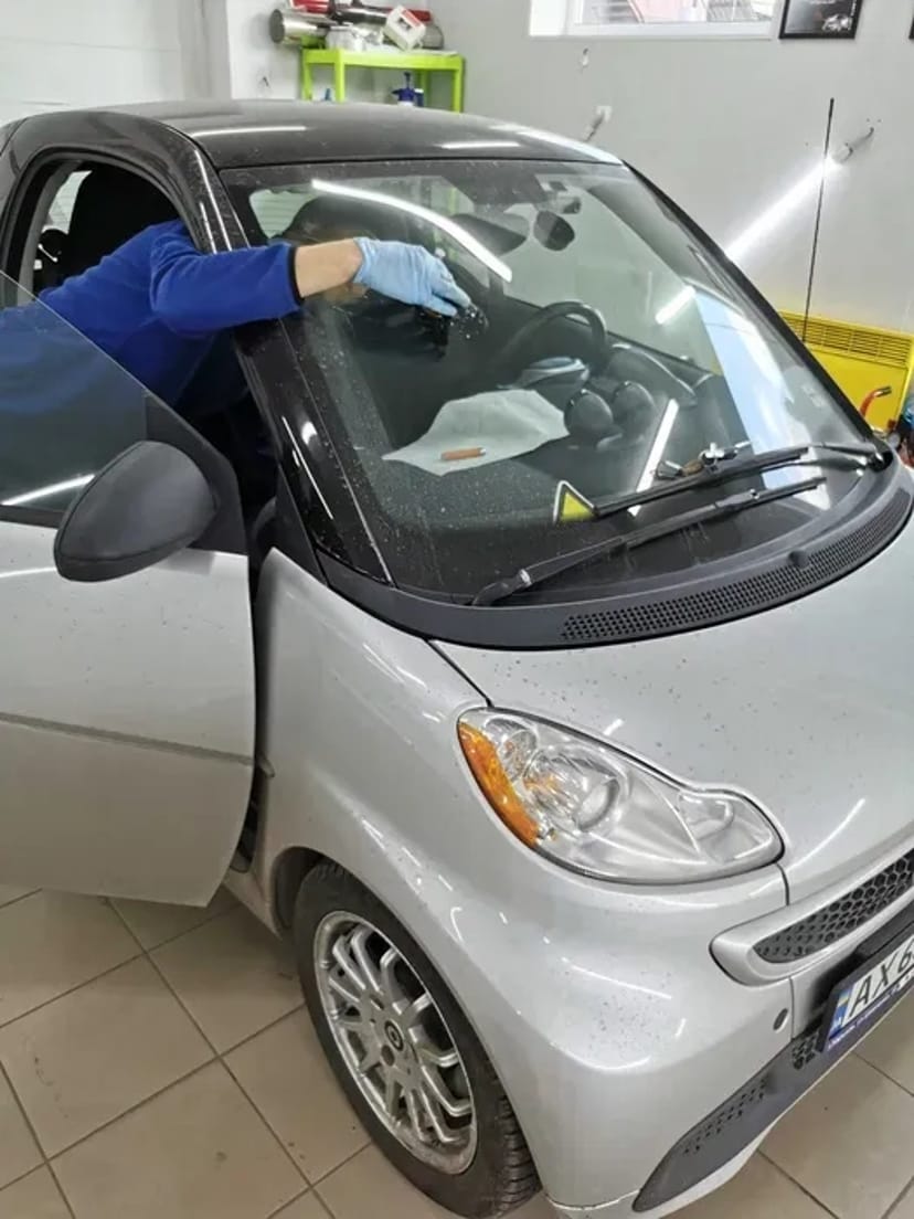 Ремонт сколів і тріщин на лобовому склі