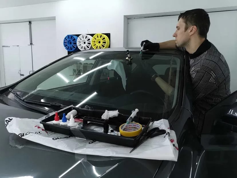 Ремонт сколів і тріщин на лобовому склі