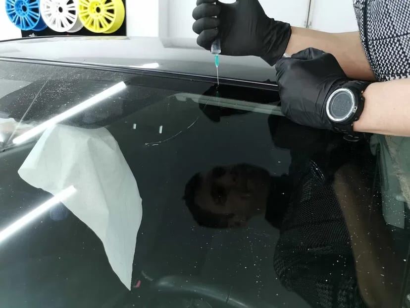 Ремонт сколів і тріщин на лобовому склі