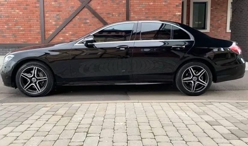 344 Mercedes Benz E-class EQ W213 E220d чорний з водієм