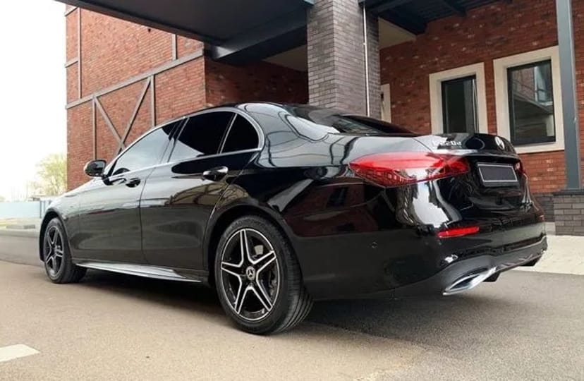 344 Mercedes Benz E-class EQ W213 E220d чорний з водієм