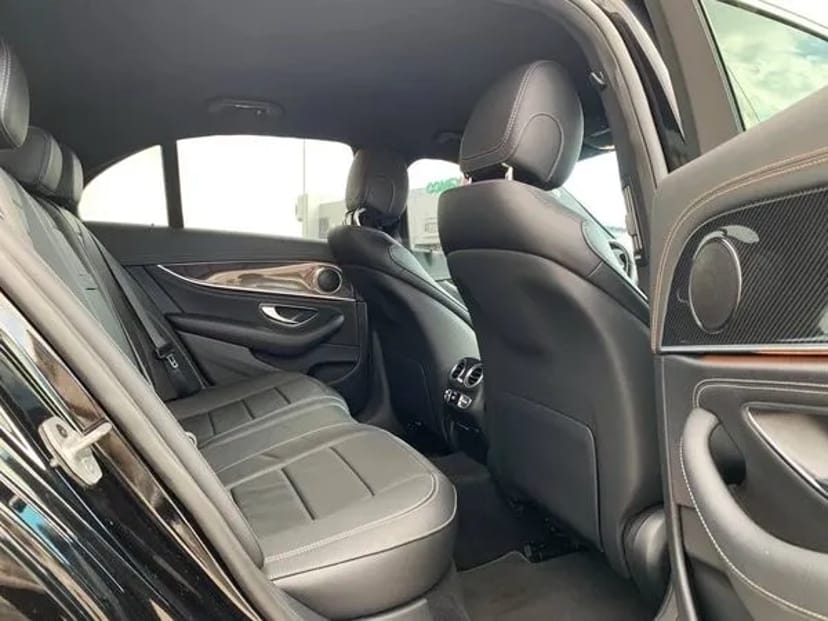 344 Mercedes Benz E-class EQ W213 E220d чорний з водієм